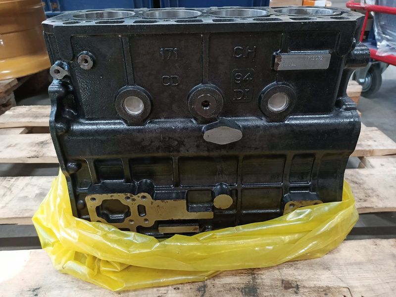 Блок цилиндров двигателя YM729906-01560